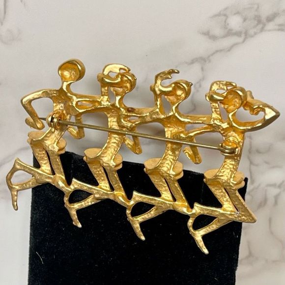 Vintage Dancers chorus line Brushed and Polished Gold Tone Plated Brooch Pin - Picture 4 of 4